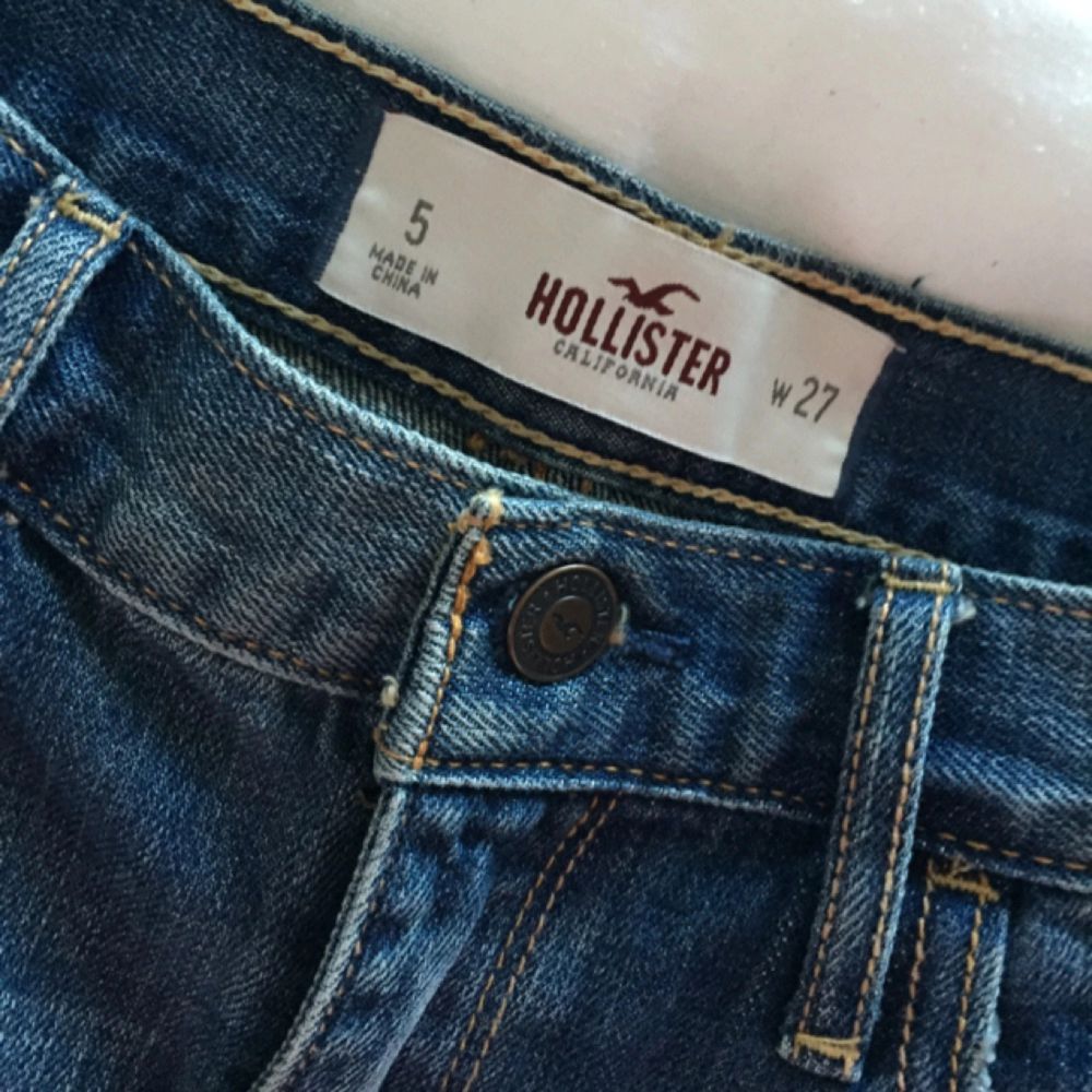 Helt oanvända jeansshorts från hollister, så jättefint skick. Originalpris ca 400 kr. 
Tar gärna emot swishbetalningar! . Shorts.