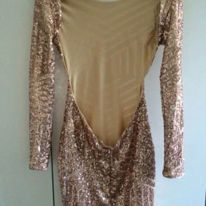  - Helt ny klänning med paljetter och supersnygg öppen rygg. Har ett samarbete med Nakd och ville inte behålla denna. Därav finns inte kvitto kvar trots att den är ny