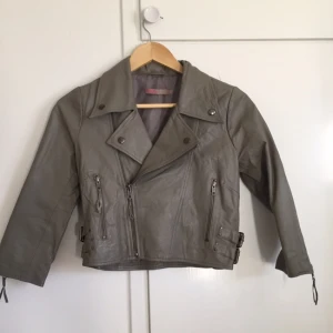  - 
Skinn jacka Saint Tropez, användas 1 gång, storlek S
