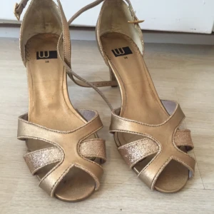  - Fina klackskor i storlek 38. Endast använda en gång 