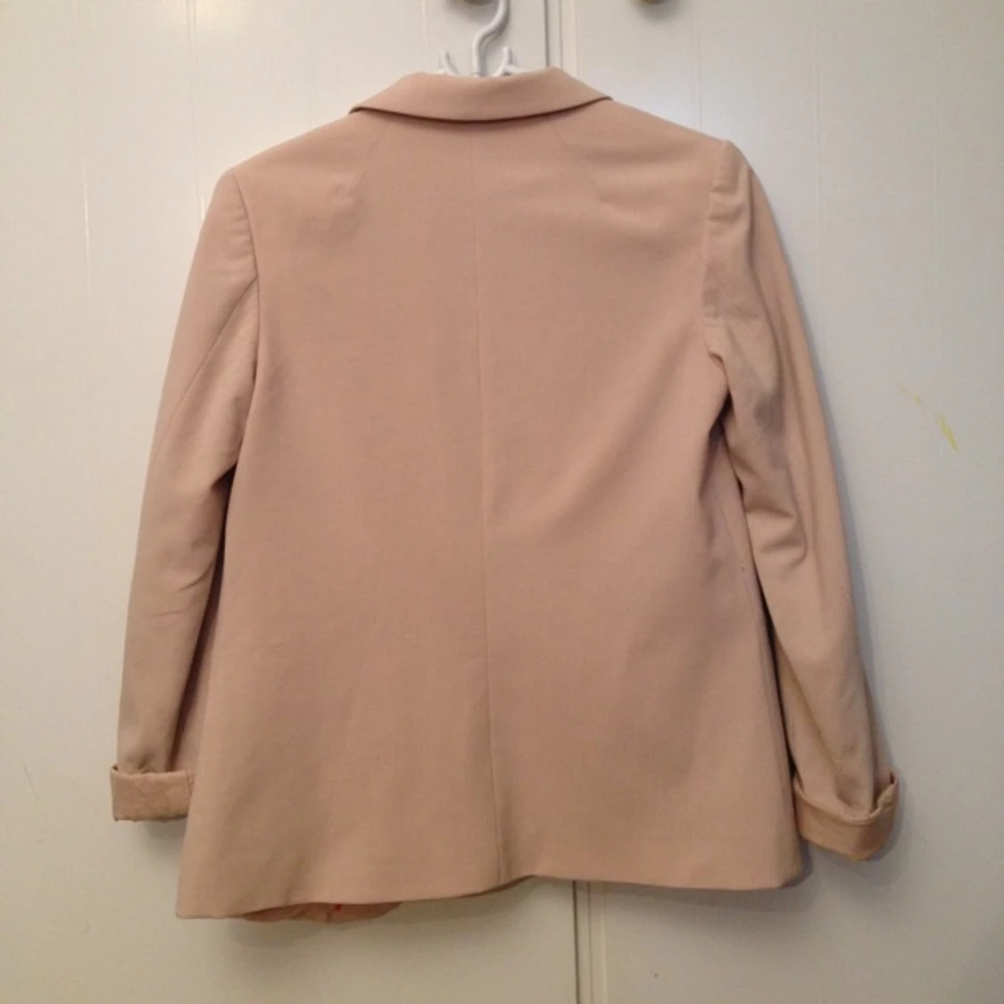 Beige kavaj från H&M Divided. Använd ett fåtal gånger! - 1381237219