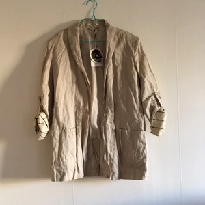  - Snygg jacka från cheap monday. Aldrig använd med tags kvar. Den har insydda axelvaddar och är mycket snyggare på och när den inte är så skrynklig som på bilden ;) 