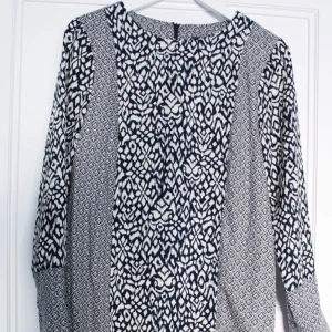  - Klänning!! Aldrig använd! Liten i storleken!