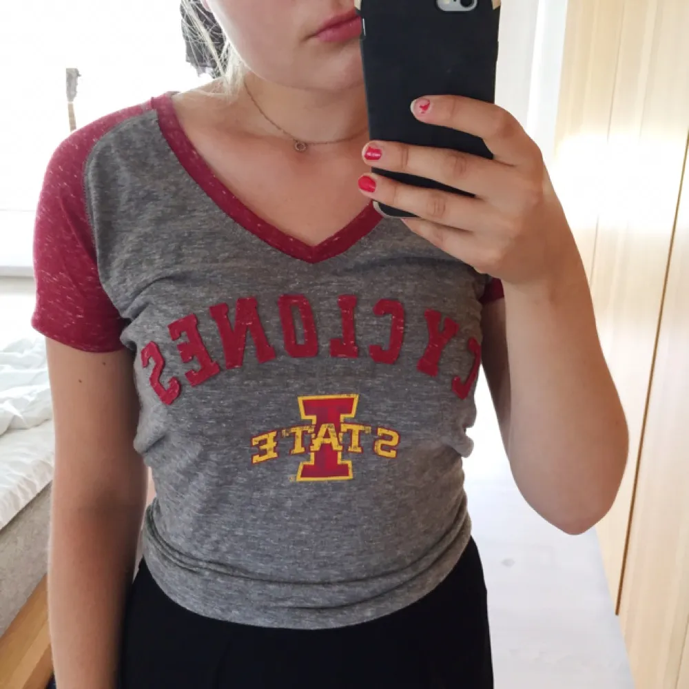 Skön grå T-shirt med tryck. Snygg och sportig. Cyclones är Iowa States (amerikansk stat där tröjan är köpt) universitets lag (football, basket osv). . T-shirts.