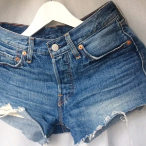  - SOM NYA - ÄKTA LEVI'S - KÖPTA 2015  Nypris: ca. 600kr  Design: Blå tvätt med snygga ljusa skiftningar samt tuffa slitningar nedtill. Femficksmodell, försluts med knappar.  Model & fit: Tighta, normala/höga i midjan.  Övrigt: Endast använda 3-5 gånger då de var i det minsta laget redan när jag köpte dem, men så snygga att jag var redo att hålla andan genom ett par användningar!