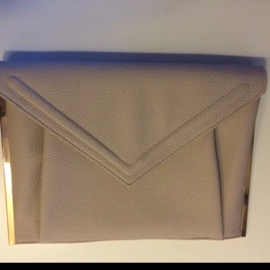  - Stor kuvertväska med gulddetaljer och guldkedja som är köpt i London. Aldrig använd! 

Kan skickas emot fraktkostnad eller mötas runt om Stockholm! Priserna på alla mina saker kan diskuteras då jag vill bli av med allt! 