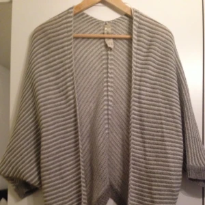  - Stickad kofta med fjärilsarm från PULL&BEAR i Milano, Storlek M. Sparsamt använd och i mycket bra skick! (100% Bomull) 