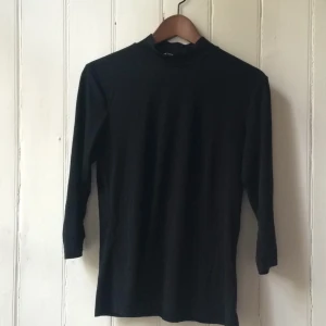  - Svart halvpolo från H&M med trekvartärmar, slutar snyggt kring armbågen.

Köp två eller fler plagg så betalar du halva priset på det eller de billigare!

Hämtas i centrala Gbg eller skickas mot att köparen betalar.