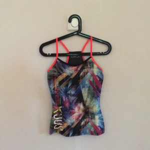  - Häftigt träningslinne från SOC. (Se gärna tillhörande jacka som jag också säljer). Använd en gång. Köparen står för frakten. 