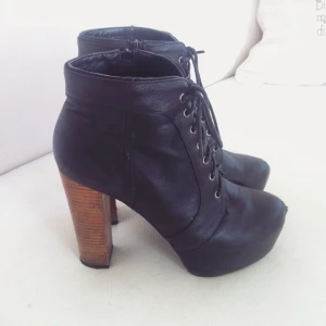  - Skor från Tiamo i storlek 40. Köpta för ca 700kr. Använda ett par gånger, men i bra skick! Väldigt bekväma att gå i! Frakt betalas av köpare.