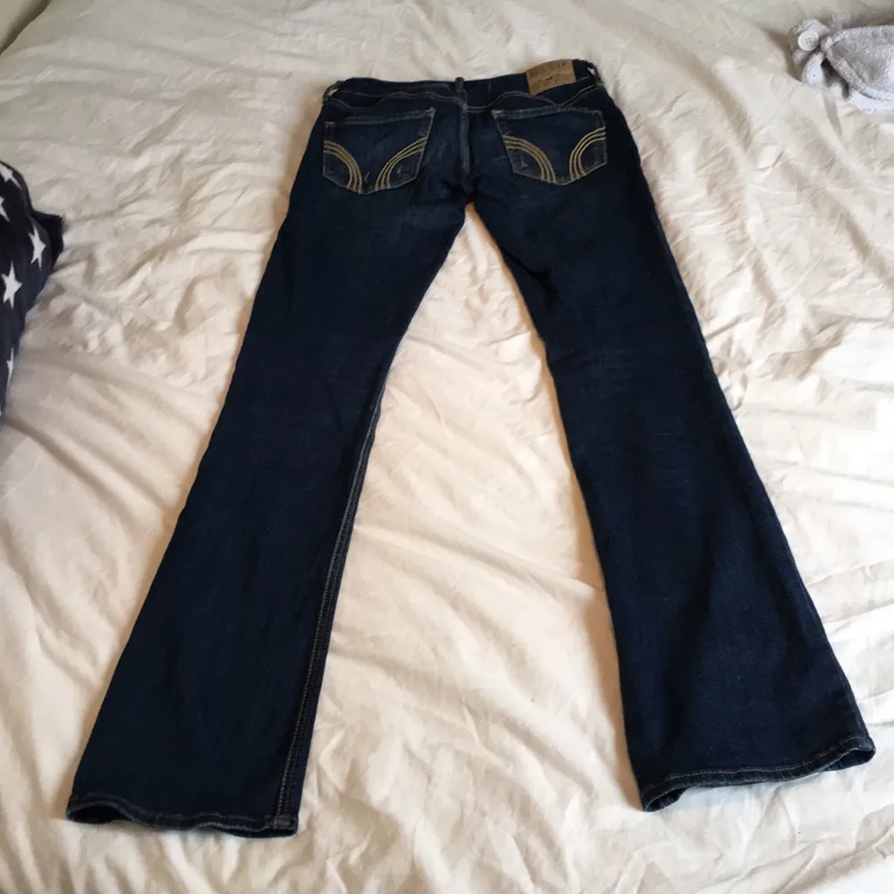 Snygga bootcut jeans från Hollister!  Midja 23, längd 33, 00R. Möts gärna upp i centrala Stockholm. Tillkommen frakt står du för. . Jeans & Byxor.