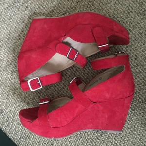  - Sandaler i röd mocca fr COS, stl 37.