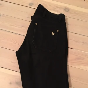  - MIH jeans i storlek 25, svarta klassiska raka jeans i fint skick. 
Finns i Stockholm där jag kan mötas upp annars skickar jag gärna men mottagaren står för frakten.