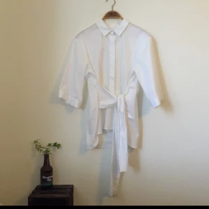  - Skjorta från H&M Trend. Knyt fram eller bak. Lätt peplumeffekt. Lite längre bakstycke. Funkar även för en 38.