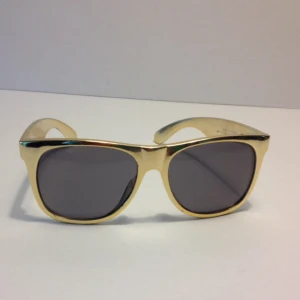  - Guldiga solglasögon i klassisk modell. 