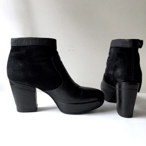  - Ankelboots från Acne Studios! Modellen heter Track och är i Svart läder/mocka.  Str 38, men är stor i storleken.  Skorna är endast använda några få gånger och ser därför nästan ut som nya. Är i väldigt gott skick!  Köptes för 3995 kr. Dessutom har jag lagt på sulor på dem för ca 500kr. 