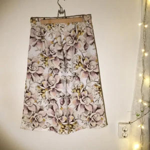  - Världens finaste byxor!! Korta, vida med ett blommigt tryck på. Köpta från TopShop för två år sen. Tyvärr lite för små för mig. 

Kan skickas mot betalning ✌🏼️