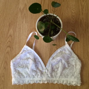  - ▫️Vacker spetsbh utan bygel▫️

• Storlek: Medium
• Märke: Body secrets 
• Material: Polyamid & elastan
• Skick: Gott skick, insidan av knäppet något missfärgat (från mörk topp??)
• Övrigt: Köpt på Plick, passade dock ej mig
• Frakt: 13kr