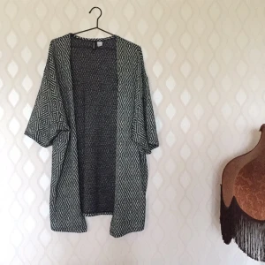  - fin svartvit kofta från hm, längee modell med kort ärm, knappt använd! 
har swish köparen betalar frakt