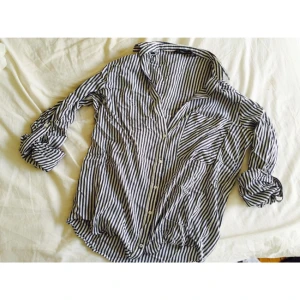  - Blå/vit randig blus från zara med uppkavlade armar,använd fåtal gånger,fint skick. Storlek medium. Möts i Stockholm eller skickas. 