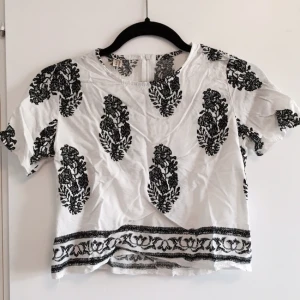  - Kort topp som passar XS/liten S