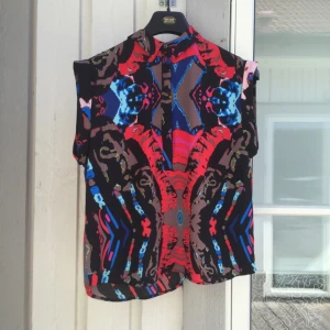  - Från Monki och säljer pga. för liten. 

Kan mötas i Stockholm annars funkar frakt och har swish! 