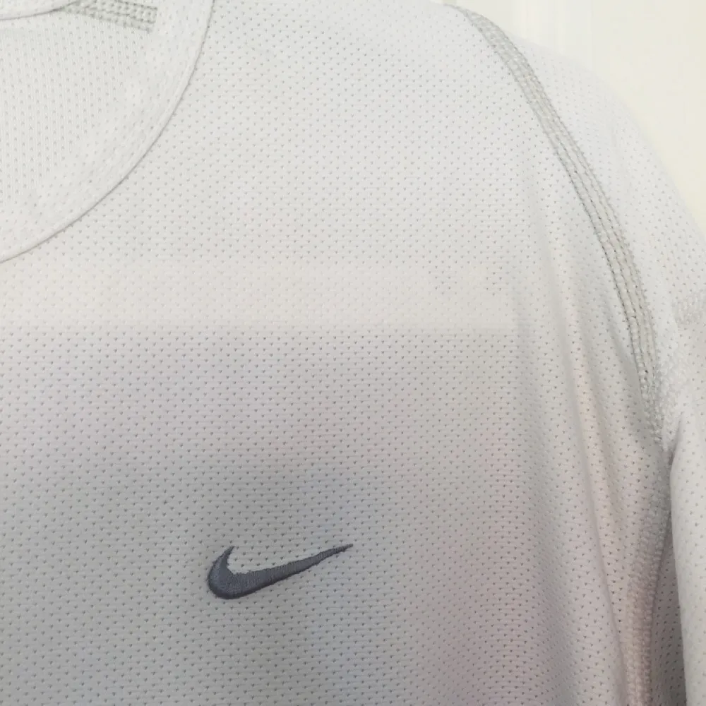 Vintage Nike t-shirt i storlek M-L. Har själv S och den sitter fint då med, om man vill ha den lite oversized. 50kr + frakt (ev mötas upp i Stockholm).. T-shirts.