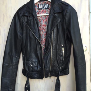  - Svart Jofama by Kenza skinnjacka, storlek 34. 
Knappt använd och är i fint skick. 
700kr