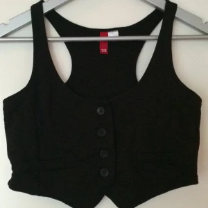  - Kort topp. Knappar och fickor fram.