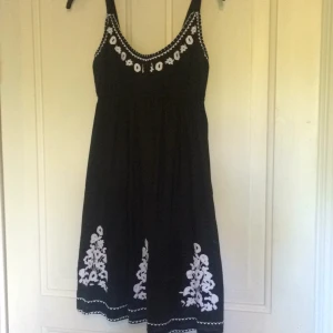  - Svart sommarklänning med vita broderier