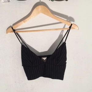  - ️⭐️ Topp/Bralet strl 36.
Kan mötas upp i Stockholms innerstad.
Köparen betalar frakten.