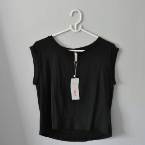  - Top/ croptop 

FRAKT TILLKOMMER (kan även samfrakta)

