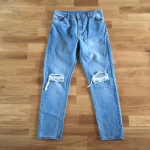  - Snygga retrojeans från Monki, modell kimomo! Som Levis 501or med upprivna knän! Sjukt snygga! Helt nya, aldrig använda :) 😍✨✨
Eventuell frakt betalas av köparen!😙
