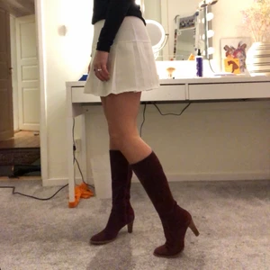 Finaste stövlarna - Så sjukt najs vinröd färg och sitter så fint runt benet!! Perfekt klack och så sköna att gå i!!