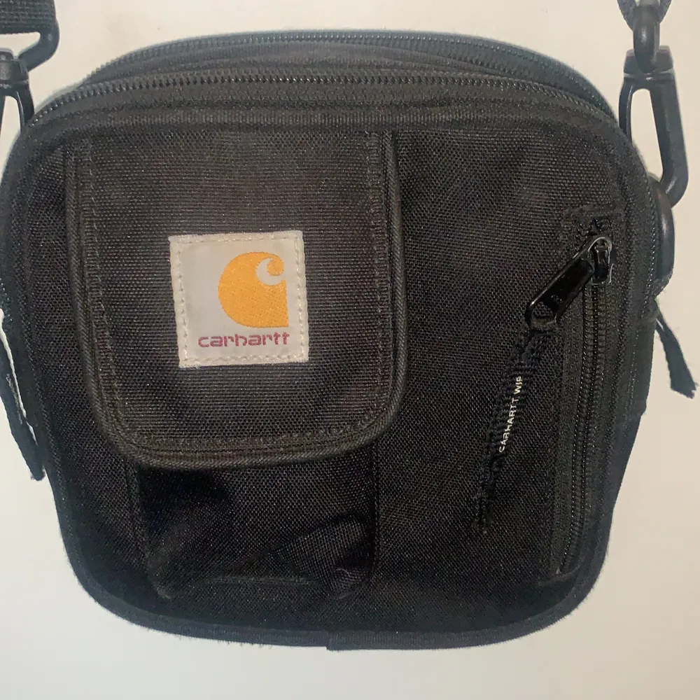 Cute adjustable carhartt bag, fits a lot of things inside. Shipping is not included. Paying with swish:). Väskor.