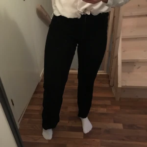 Byxor - Ett par svarta manchesterbyxor i storlek 40. Byxorna är från monki. Köparen står för frakten💕