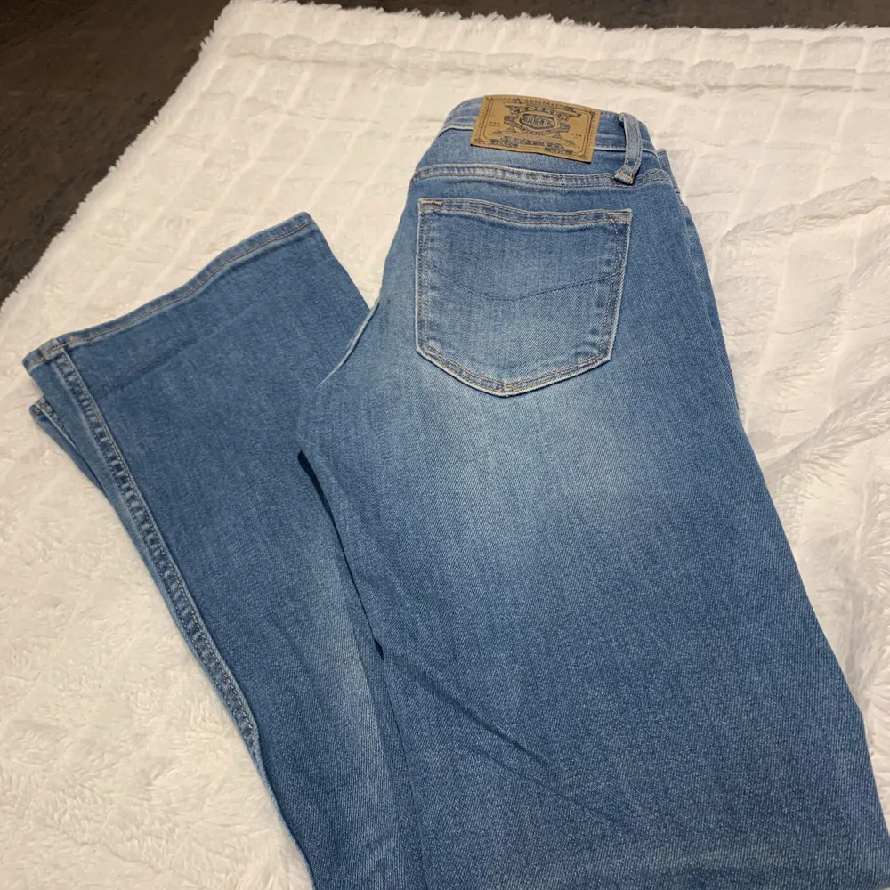 Low waist flare jeans från Crocker i storlek 25/31. Har aldrig använt så dem är vi väldigt bra skick. Säljer för 200 kr + frakt. . Jeans & Byxor.