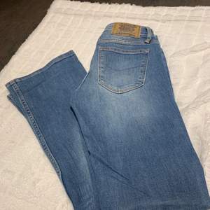 Low waist flare jeans från Crocker i storlek 25/31. Har aldrig använt så dem är vi väldigt bra skick. Säljer för 200 kr + frakt. 