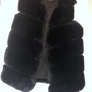 Pälsväst - Använd men i väldigt bra skick. Står inte storlek men passar en S-M