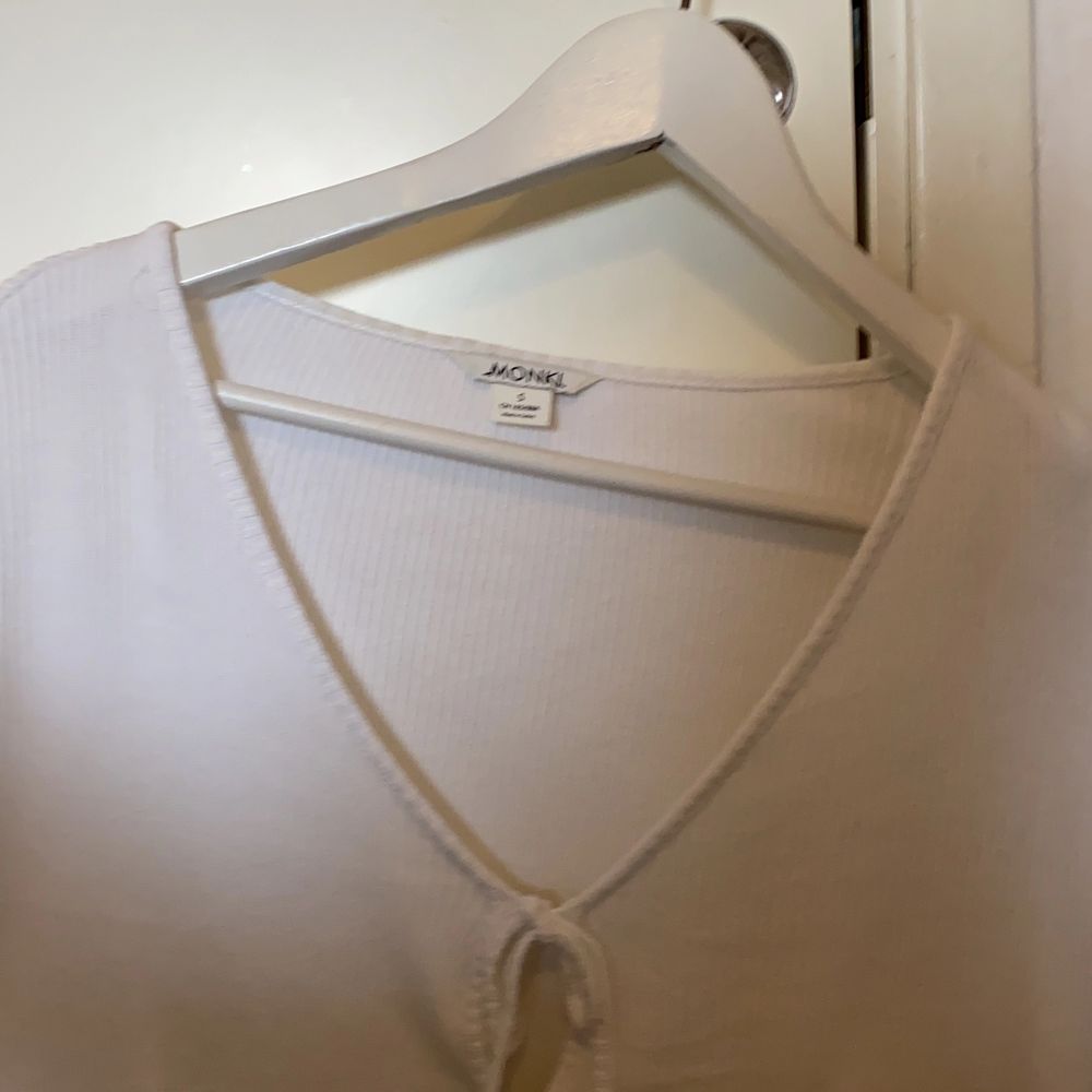 Finaste vita tröjan med knyten från Monki! Storlek s, använd högst 5 gånger men så fint skick 😎❤️. Toppar.