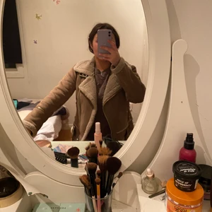 Jättefin jacka till hösten - Jacka från zara storlek Xs passar så bra nu till höst! Pris kan diskuteras då jag vill bli av med den så snabbt som möjligt 💕