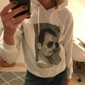 Freddie mercury-hoodie ! - Hoodie från Carlings med Freddie mercury-tryck! Köpte för bara ett år sedan så är i väldigt fint skick, säljer då den ej kommer till användning :( Nypris 400 kr