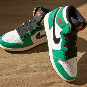 Jordan 1 Lucky green strl 39 - Draftad från SNKRS när de släpptes. Helt nya oupptagna ur kartong, strl 39, kvitto finns! Ej mina bilder.