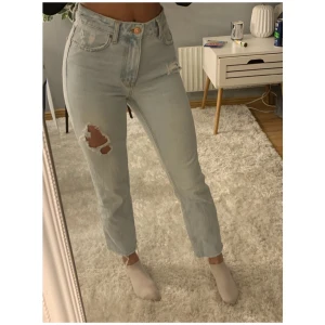 Zara jeans strl 32 - Jeans från zara. Fint skick. Har klippt av dom själv då de var långa på mig. Nypris 500kr. 