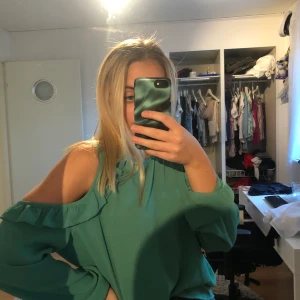 Grön blus - Grön blus/tröja i bra skick! Storlek 38, jag är dock en 34. Kan alltså funka för många storlekar beroende på hur man vill att den ska sitta! 