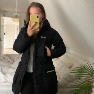 8848 ALTITUDE jacka - Säljer skönaste och varmaste vinterjackan från 8848 🌨❄️☃️ storlek 36! Jackan har många praktiska fickor, skriv för fler bilder:)