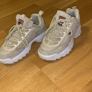 Filaskor - Coola filaskor nu till vintern, äkta mocka är dem gjorda av och helt oanvända då dem inte passade mig🤷‍♀️ i med det inga skador eller märken nånstans😽