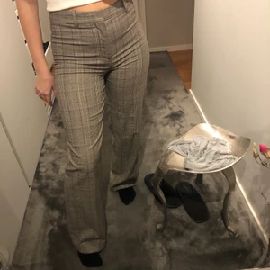 Kostymbyxor  - Gråa rutiga vida kostymbyxor ifrån Zara i storlek s. Ganska stora i storleken så skulle mer säga som en M. Knappt använda💕💕💕💕💕