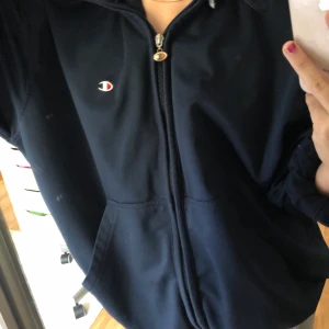 Champion hoodie - Oversized champion hoodie med dragkedja och luva. På bilden har jag vikt upp ärmarna men de är inte så långa. Koftan är i storlek M men passar mig som XS 