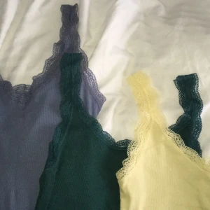 Söta linnen från Uniqlo! - Söta linnen från Uniqlo. Finns i gult, blått och mörkgrönt. Det mörkgröna är använt två gånger men de andra är helt oanvända. En detalj med dessa är att det inte finns något bak eller fram. Ena sidan är V-ringad och den andra har rund halsringning. Buda om det gröna och gula i kommentarerna från 60 kr. Skriv vilket plagg du lägger bud på. Det blå är sålt :)